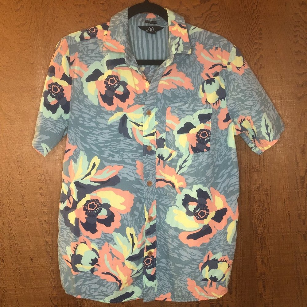 Volcom Men's Short Sleeve Button up Hawaiian camp shirt Size S Small